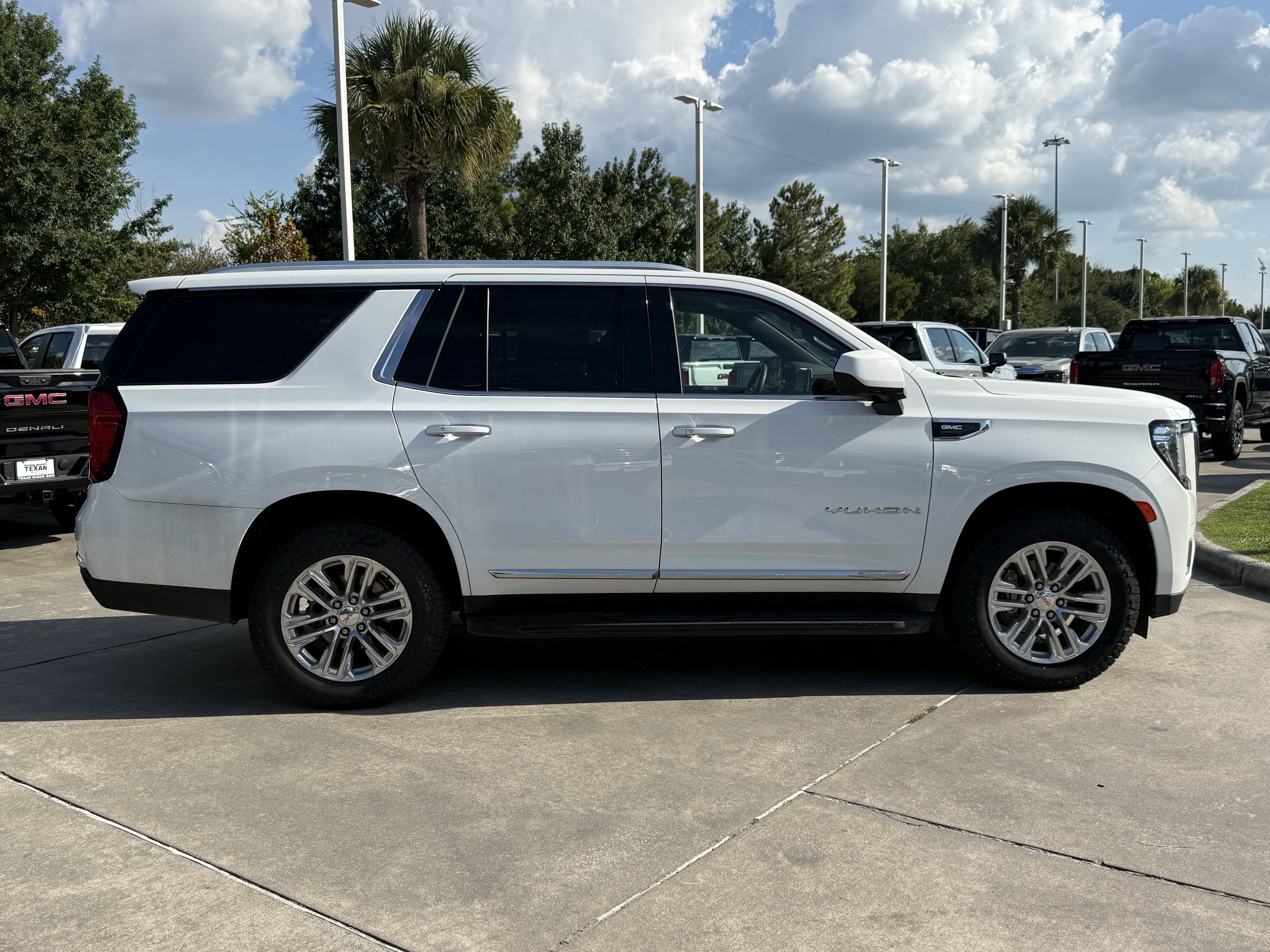 Used 2024 GMC Yukon SLT AWD/4WD image 3