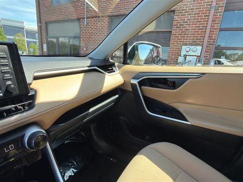 Used 2020 Toyota RAV4 LE AWD/4WD image 37