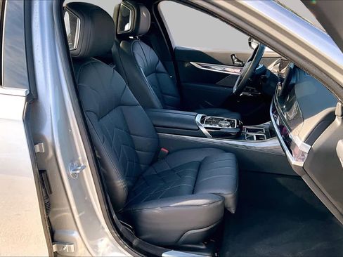Used 2025 BMW i7 xDrive60 RWD image 8
