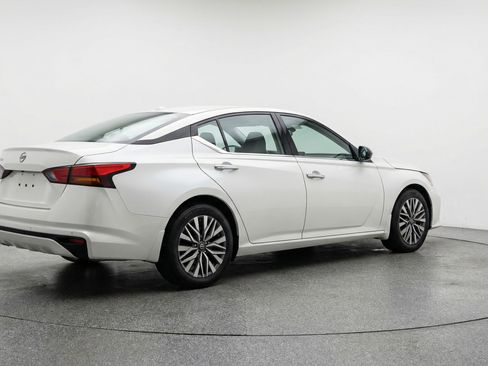 Used 2025 Nissan Altima 2.5 SV FWD image 9