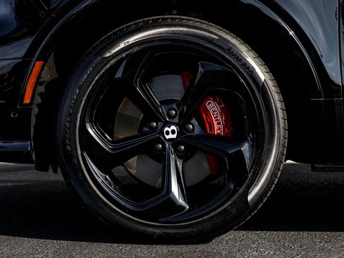 Used 2024 Bentley Bentayga image 16