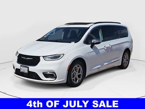 Used 2023 Chrysler Pacifica Limited FWD image 7