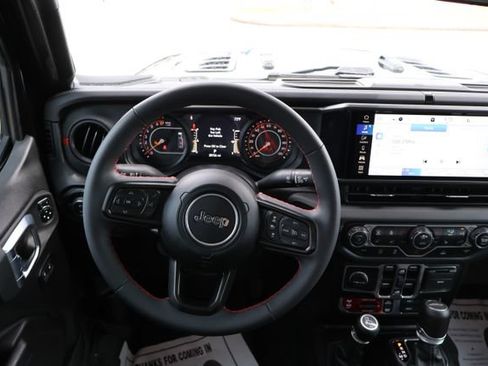 Used 2024 Jeep Gladiator Rubicon w/ Convenience Group AWD/4WD image 11
