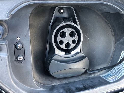 Used 2017 Volkswagen e-Golf SE w/ DC Fast Charging Package image 18