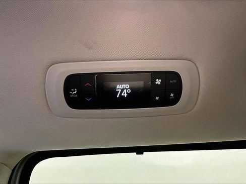 Used 2024 Chrysler Pacifica Touring-L image 11