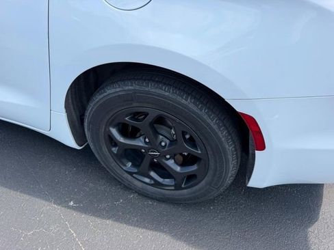 Used 2024 Chrysler Pacifica Limited FWD image 9