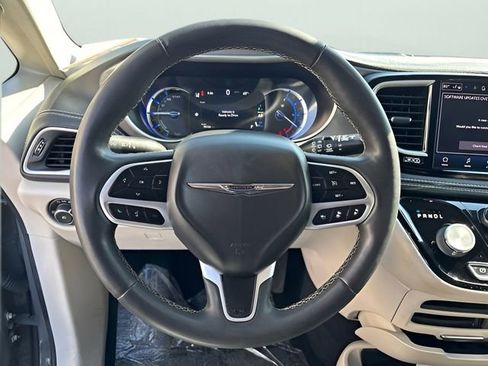 Used 2022 Chrysler Pacifica Touring-L FWD image 16