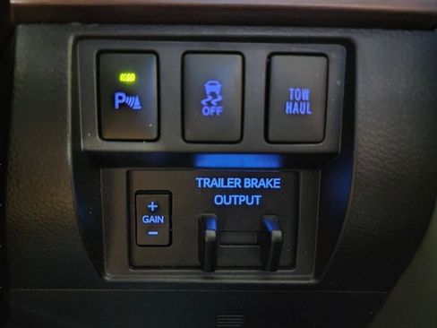 Used 2018 Toyota Tundra Limited w/ Limited Premium Package AWD/4WD image 11