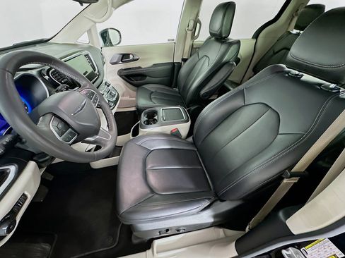 Used 2024 Chrysler Pacifica Touring-L image 13