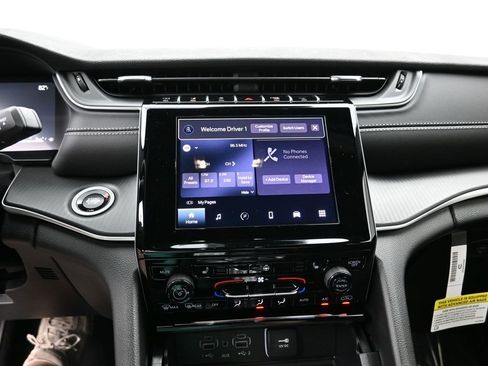 New 2025 Jeep Grand Cherokee Altitude image 17