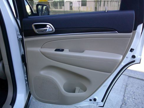 Used 2014 Jeep Grand Cherokee Limited w/ Luxury Group II image 50