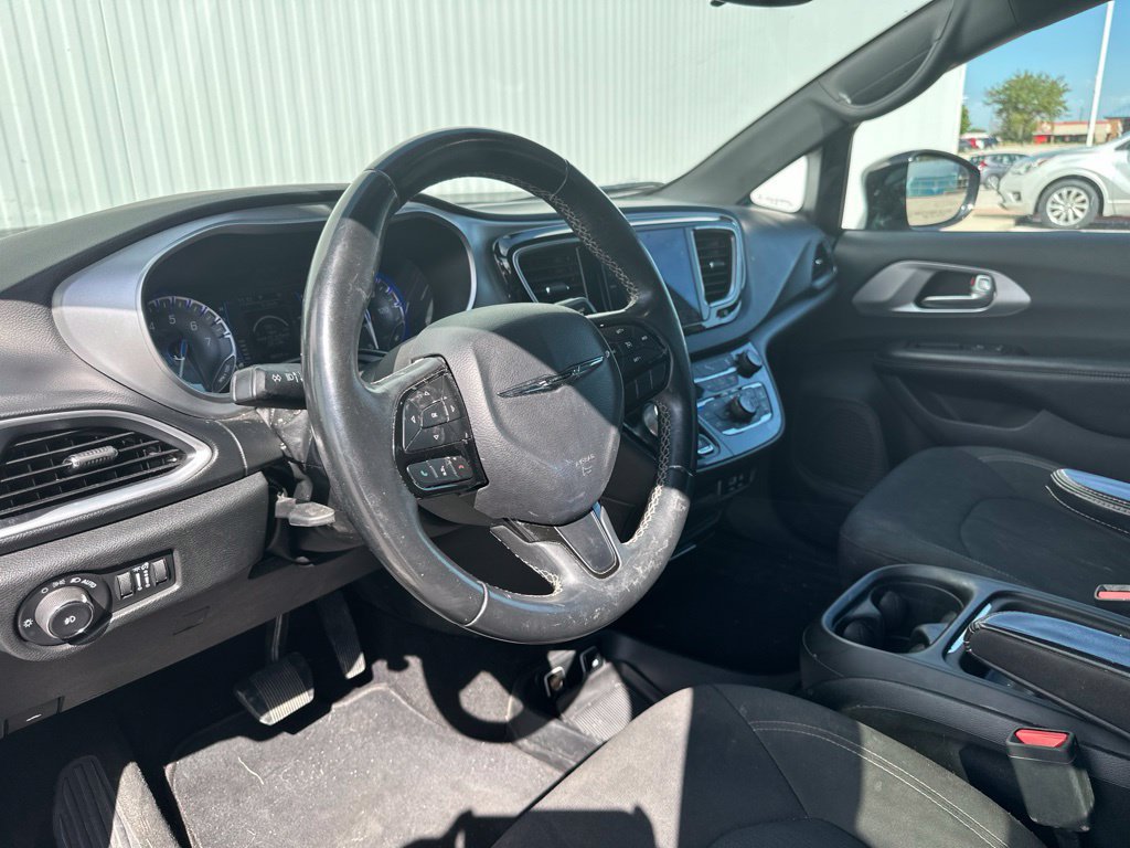 Used 2018 Chrysler Pacifica Touring Plus w/ S Appearance Package FWD image 15
