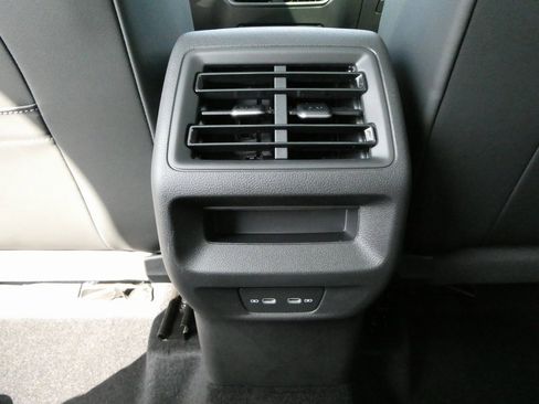 New 2025 Volkswagen Tiguan SE image 34