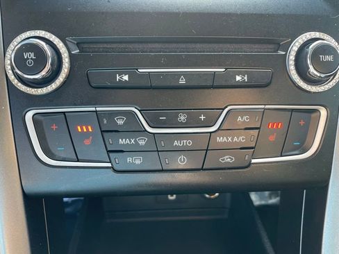 Used 2017 Ford Fusion SE w/ Fusion SE Technology Package image 27