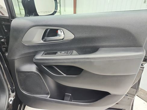 Used 2025 Chrysler Pacifica Select FWD image 46