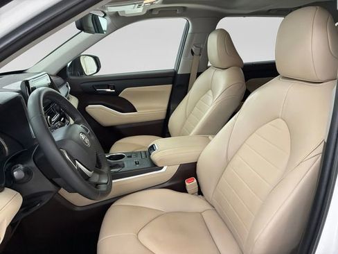 Used 2022 Toyota Highlander XLE image 12