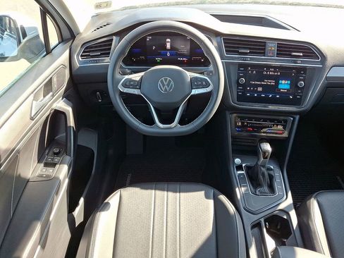 Used 2023 Volkswagen Tiguan SE w/ Panoramic Sunroof Package FWD image 11