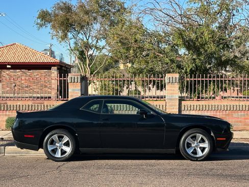 Used 2018 Dodge Challenger SXT image 9