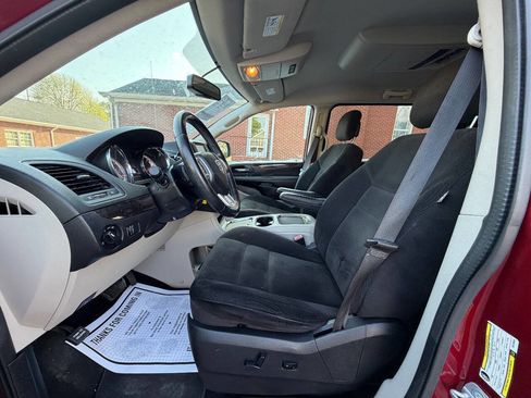 Used 2016 Dodge Grand Caravan SXT w/ UConnect Hands-Free Group FWD image 12