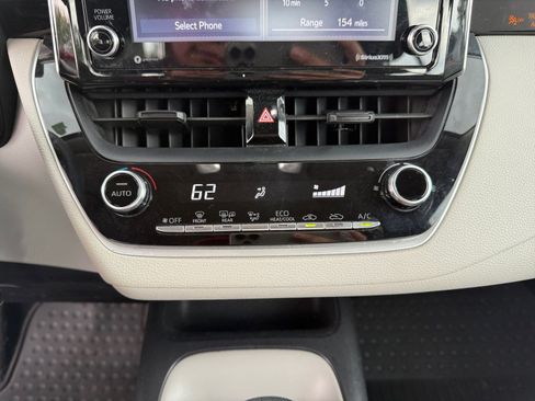 Used 2021 Toyota Corolla LE FWD image 12