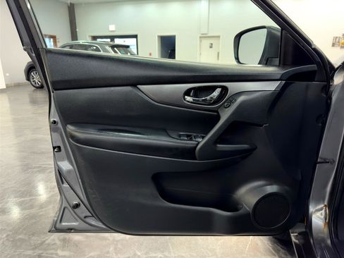 Used 2016 Nissan Rogue SV image 22