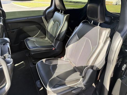 Used 2022 Chrysler Pacifica Limited w/ Uconnect Theater Family Group FWD image 25