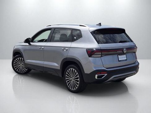 Used 2025 Volkswagen Taos SE FWD image 6