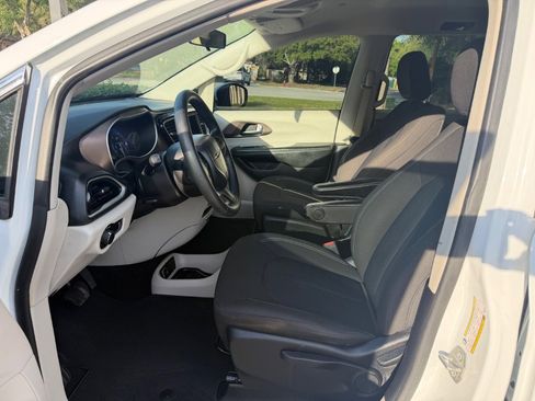 Used 2021 Chrysler Voyager L image 12