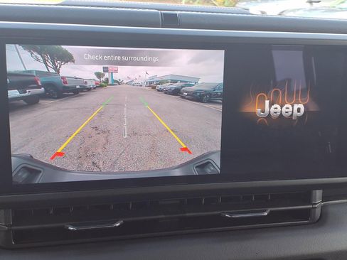 Used 2025 Jeep Gladiator Sport image 4