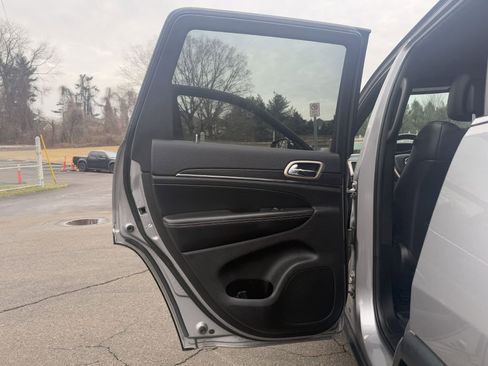 Used 2017 Jeep Grand Cherokee Limited w/ Luxury Group II image 19