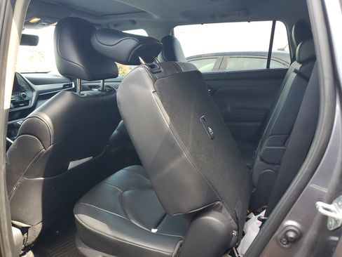 Used 2023 Toyota Highlander XLE FWD image 8