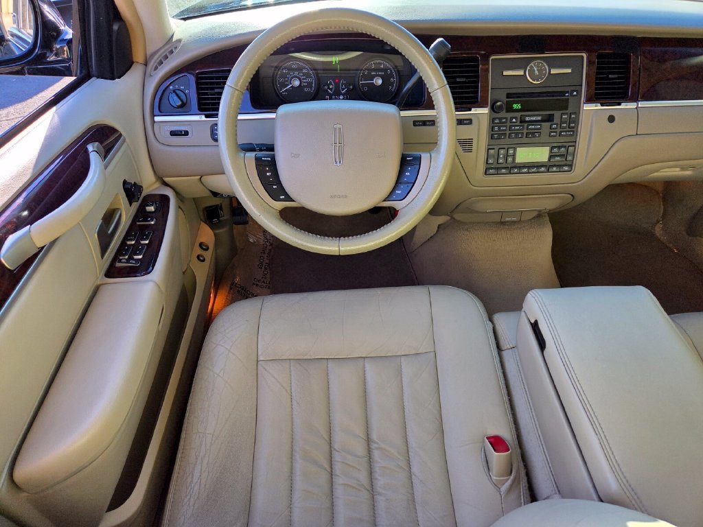Used 2006 Lincoln Town Car Signature RWD image 15