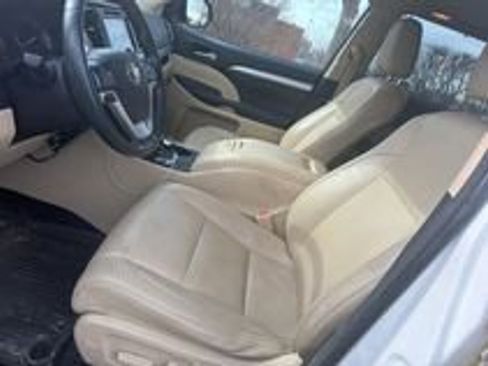 Used 2016 Toyota Highlander XLE image 3