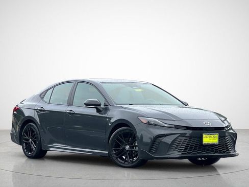 Used 2025 Toyota Camry SE FWD image 2