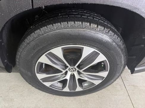 Used 2021 Toyota Highlander XLE FWD image 27
