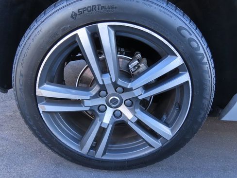 Used 2018 Volvo XC60 T5 Momentum w/ Vision Package image 17