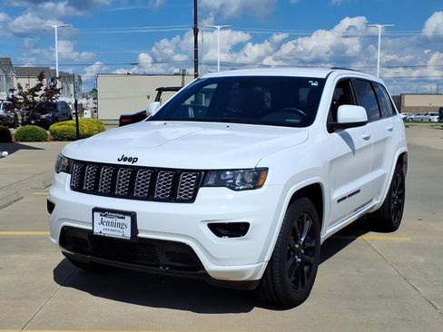 Used 2021 Jeep Grand Cherokee Laredo X AWD/4WD image 3