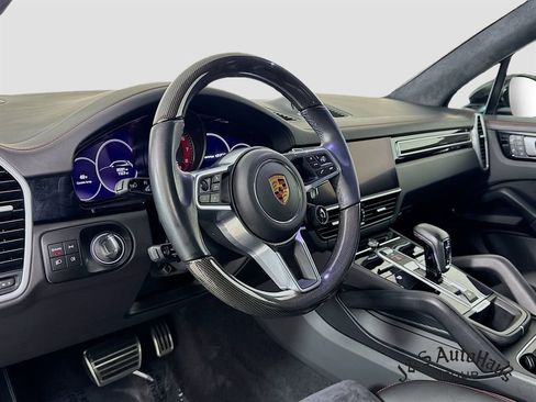 Used 2022 Porsche Cayenne GTS w/ Premium Package image 9
