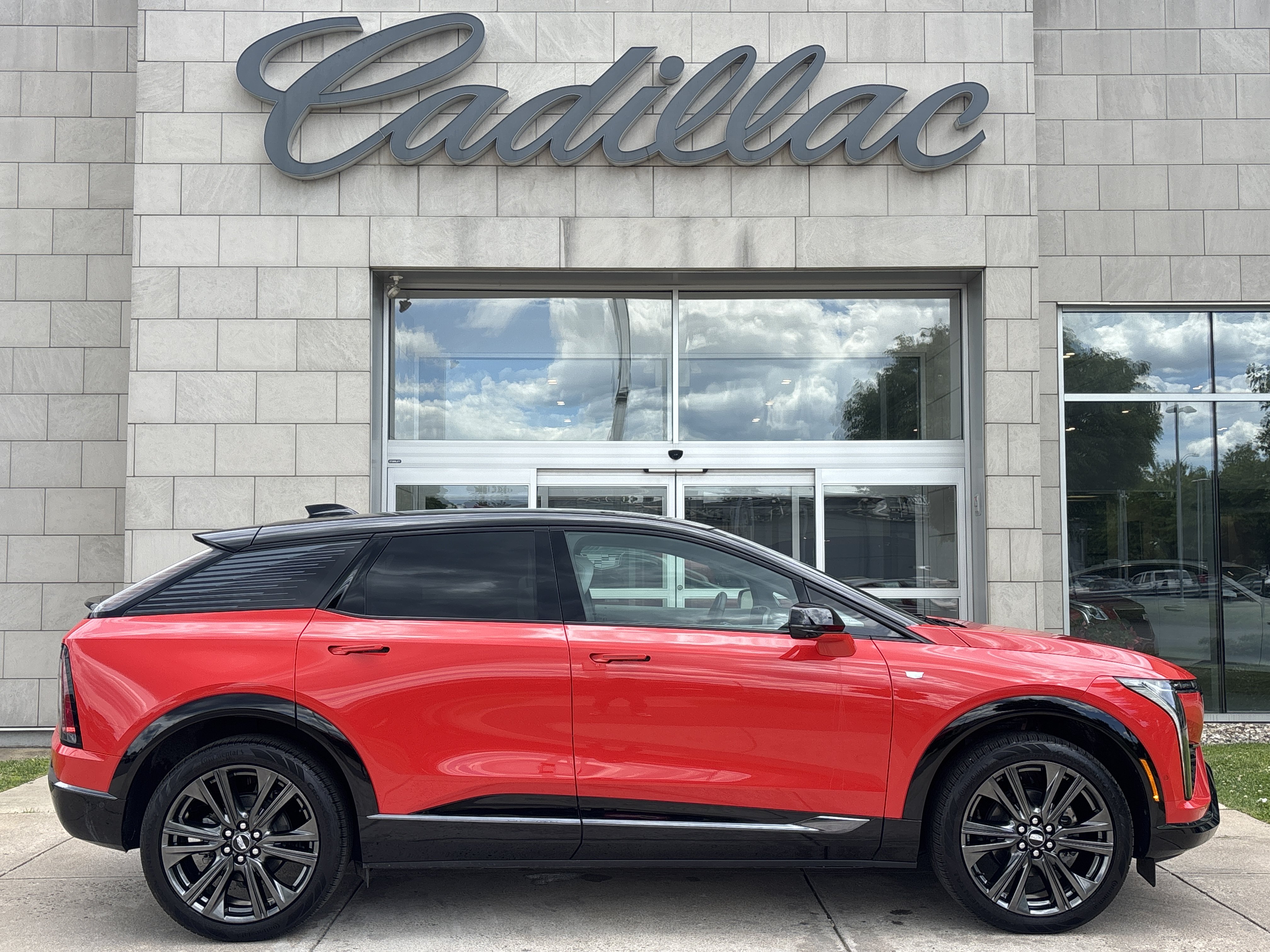Used 2025 Cadillac Optiq Sport 2 AWD/4WD image 3