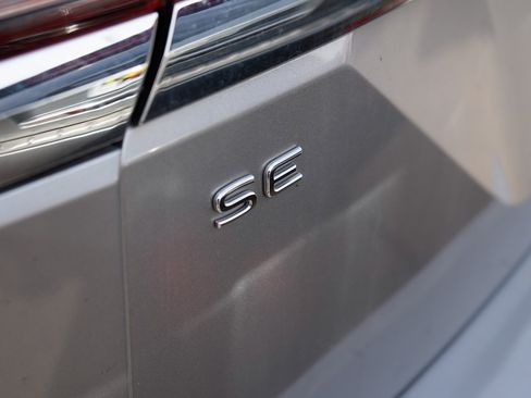 Used 2024 Volkswagen Atlas SE image 16