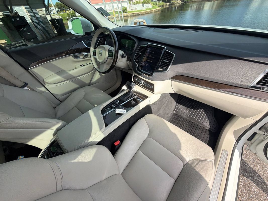 Used 2018 Volvo XC90 T6 Momentum w/ Convenience Package AWD/4WD image 15