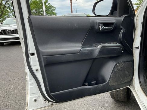 Used 2018 Toyota Tacoma TRD Sport AWD/4WD image 18