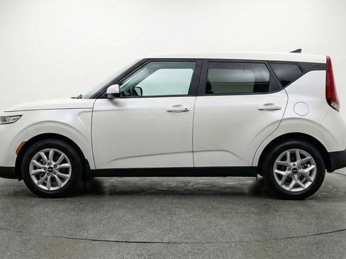 Used 2025 Kia Soul LX w/ LX Technology Package FWD image 4