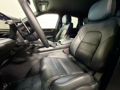 Certified 2025 Porsche Cayenne Turbo image 5