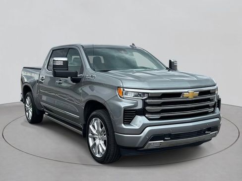 Used 2025 Chevrolet Silverado 1500 High Country w/ High Country Premium Package AWD/4WD image 3