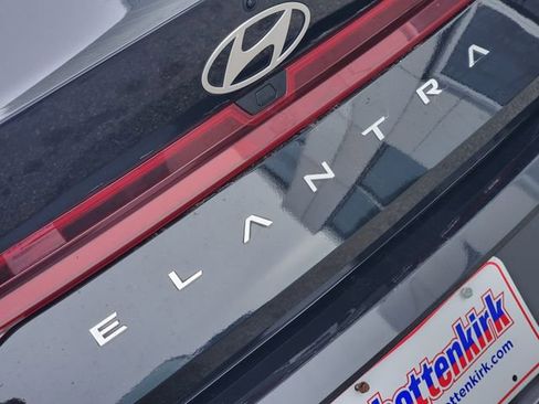 Used 2024 Hyundai Elantra SEL image 9
