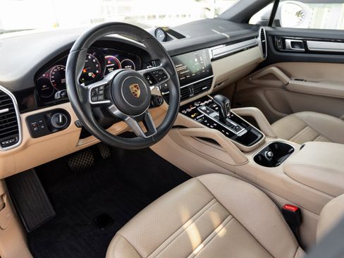 Certified 2023 Porsche Cayenne Platinum Edition image 4