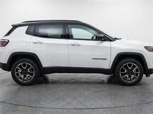Used 2025 Jeep Compass Trailhawk AWD/4WD image 11