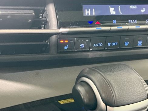 Used 2022 Toyota Sienna Limited image 20