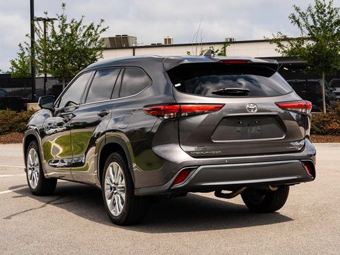 Used 2022 Toyota Highlander Limited FWD image 5